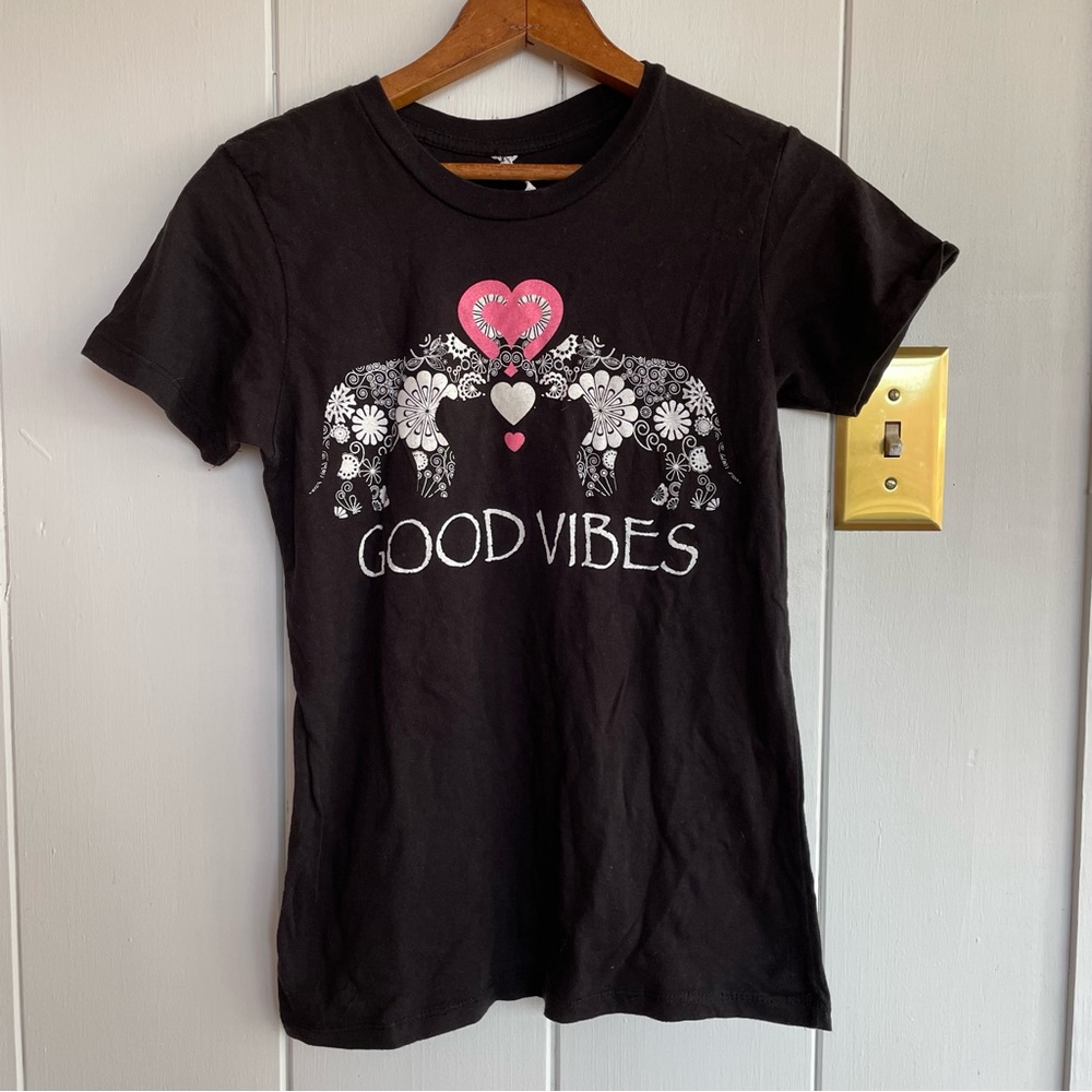 ⭐️ Good Vibes Tee Size Small